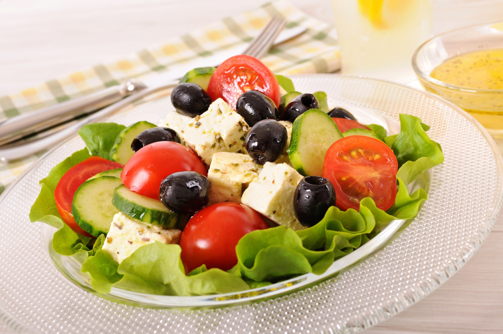 greek-salad-glass-bowl-with-sauce